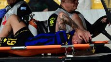 Ο Αλφαρέλα του Άρη έφυγε με το φορείο και υπάρχουν φόβοι για κάταγμα - Δείτε βίντεο