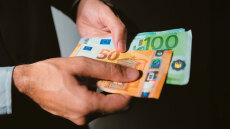 Ρομά με... Τεχνητή Νοημοσύνη  εξαπάτησαν 1.000 πρόσωπα και έκλεψαν 7,5 εκατ. ευρώ - Κορόιδεψαν και τραπεζικό στέλεχος
