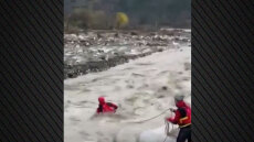 Η διάσωση πυροσβέστη της ΕΜΑΚ που παρασύρθηκε από τα ορμητικά νερά ποταμού στα Τζουμέρκα