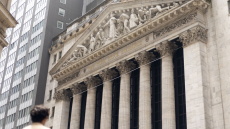 Wall Street: Αναζωπυρώθηκε το AI trade φέρνοντας ισχυρά κέρδη στους δείκτες