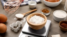 Μπέικιν πάουντερ ή μαγειρική σόδα; Σε τι διαφέρουν και πώς τα χρησιμοποιούμε