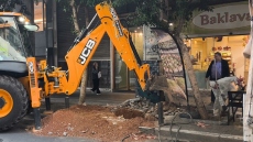 Σύνταγμα: Έσπασε αγωγός της ΕΥΔΑΠ στη Νίκης - Κλειστός ο δρόμος από Μητροπόλεως έως Ερμού