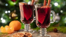 Ζεστό κρασί (Glühwein): Η πιο εύκολη συνταγή για άρωμα Χριστουγέννων στο σπίτι
