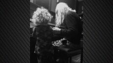 Ο Νίκος Καρβέλας έπαιξε πιάνο και τραγούδησε μαζί με τον τριών ετών γιο του - Δείτε το βίντεο
