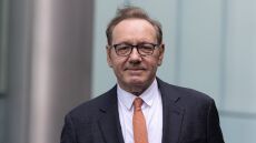 Ο Κέβιν Σπέισι ξεκαθαρίζει για τα δημοσιεύματα για την οικονομική του κατάσταση: «Δεν είμαι άστεγος, ο τίτλος ήταν παραπλανητικός» 