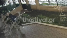 Θεσσαλονίκη: Άνδρας εισβάλλει σε αυλή σπιτιού και κλέβει χριστουγεννιάτικα στολίδια - Δείτε βίντεο