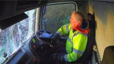 Η στιγμή που φορτηγό πέφτει με μεγάλη ταχύτητα επάνω σε προπορευόμενο βαν - Δείτε βίντεο