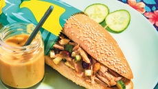 Σάντουιτς με λευκό ψωμάκι, τόνο Αλοννήσου και αυγοσαλάτα με μαντζουράνα
