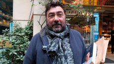 Άνδρας ταξίδεψε από τα Τρίκαλα στην Αθήνα για να πάρει από τους πρώτους το βιβλίο του Τσίπρα - Δείτε βίντεο