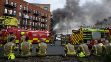 Φόβοι για εκρήξεις στην αποθήκη που έπιασε φωτιά στο Λονδίνο - Μπορεί να υπάρχουν πυροτεχνήματα και φιάλες μέσα στο κτίριο, δείτε βίντεο
