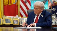 Ο Τραμπ προανήγγειλε εκτελεστικό διάταγμα για ενιαία έγκριση εφαρμογών AI