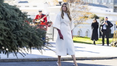 Σε εορταστικό κλίμα ο Λευκός Οίκος: Η Μελάνια Τραμπ υποδέχτηκε το χριστουγεννιάτικο δέντρο, δείτε βίντεο