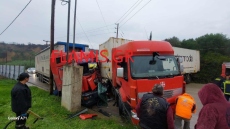 Συγκρούστηκαν νταλίκες στην Πατρών - Πύργου: Οδηγός τραυματίστηκε και εγκλωβίστηκε στην καμπίνα του, δείτε φωτογραφίες