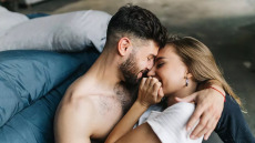 Γιατί κάνουμε όλο και λιγότερο σεξ – Πώς θα ξυπνήσουμε την κοιμισμένη λίμπιντο
