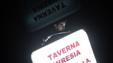  «Taverna Miresia - Mario, Bella, Anastasia»: Η επιτυχημένη παράσταση του Μάριο Μπανούσι επιστρέφει στην Πειραιώς 260 