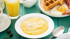 Ξεχάστε το φοντί – Φτιάχνουμε το πιο comfort τυρένιο porridge
