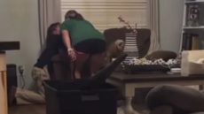 Οργή στις ΗΠΑ για βίντεο με «δασκάλα της χρονιάς» να χτυπάει 22 φορές με ζώνη τον γιο της επειδή δεν έκανε τις δουλειές που του είπε