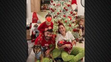 Ο Άρης Τσάπης και η σύζυγός του φωτογραφίζονται με τους γιους τους μπροστά στα χριστουγεννιάτικο δέντρο