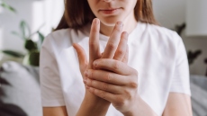 Η ρευματοειδής αρθρίτιδα μπορεί να εντοπιστεί πολύ πριν εμφανιστούν τα συμπτώματα, σύμφωνα με έρευνα