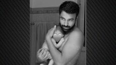 Ο Ανδρέας Γεωργίου ποζάρει αγκαλιά με την τριών μηνών κόρη του