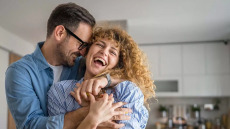 Σχέσεις: Ψυχολόγος προτείνει 3 απλούς τρόπους να γίνουμε καλύτεροι σύντροφοι
