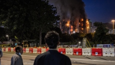 Τουλάχιστον 13 νεκροί από τη φωτιά σε ουρανοξύστες στο Χονγκ Κονγκ - Φλεγόμενα συντρίμμια πέφτουν από τα κτίρια, δείτε βίντεο