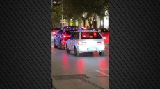 Οδηγοί στόλισαν με χριστουγεννιάτικα λαμπιόνια τα αυτοκίνητά τους και «φώτισαν» τους δρόμους της Θεσσαλονίκης, δείτε βίντεο