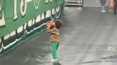 Ο γιος του Λεσόρ ξεσήκωσε τις εξέδρες, πήρε την μπάλα και... σούταρε σε οπαδούς - Δείτε βίντεο