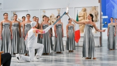 Ξεκίνησε το ταξίδι της Ολυμπιακής Φλόγας για τους Χειμερινούς Αγώνες - Για πρώτη φορά η αφή έγινε μέσα στο Μουσείο της Αρχαίας Ολυμπίας