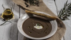 Παγκόσμια Ημέρα Ελιάς: 26 συνταγές με ελιές για να τη γιορτάσουμε