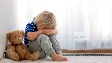 Φρίκη στην Αθήνα: 20χρονος ασελγούσε στους 2 και 4 ετών ανιψιούς του μαζί με τον σύντροφό του 