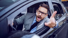 Οδήγηση: Γιατί θυμώνουμε στο τιμόνι και πώς μπορούμε να προλάβουμε την «οδική οργή» – Ένας ψυχίατρος εξηγεί
