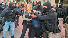 Προφυλακιστέα η 46χρονη για τη δολοφονία στη Σαλαμίνα: Στην απολογία της δεν αποδέχθηκε το έγκλημα, υποστήριξε ότι δεν θυμάται τίποτα