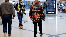 Μη φοράτε πιτζάμες και παντόφλες στα αεροπλάνα, ζητά από τους επιβάτες ο Αμερικανός υπουργός Μεταφορών
