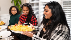 Τα Mac 'n' cheese δεν λείπουν από κανένα τραπέζι την Ημέρα των Ευχαριστιών - Προήλθαν όμως από την Ιταλία ή από έναν μαύρο σκλάβο μάγειρα;