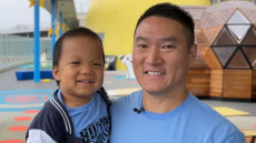 Ο 3χρονος Όλιβερ είναι το πρώτο αγόρι στον κόσμο που «νικά» σπάνιο σύνδρομο με γονιδιακή θεραπεία
