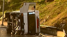 Φορτηγό ανετράπη στο Κερατσίνι: Νεκρή η 54χρονη μητέρα του οδηγού, πήγαιναν στη λαϊκή για δουλειά
 
