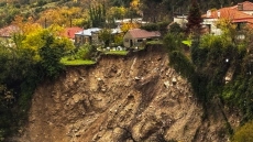 Μεγάλη κατολίσθηση στα Τζουμέρκα - Σπίτια βρίσκονται λίγα μέτρα από τον γκρεμό στην Άγναντα, δείτε φωτογραφίες