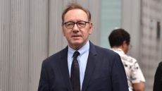 Ξανά στο δικαστήριο ο Κέβιν Σπέισι - Τρεις άνδρες κατηγορούν τον ηθοποιό για σεξουαλική κακοποίηση