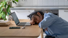 Τι κρύβει η επίμονη κόπωση; Η παθολόγος εξηγεί πότε είναι ανησυχητική
