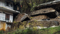 «Στον αέρα» σπίτια στα Τζουμέρκα μετά από κατολίσθηση - Προσπάθειες να ανακοπούν χείμαρροι πριν από τα χωριά - Δείτε φωτογραφίες 