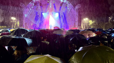 Αθηναίοι αψηφούν τη βροχή, με τις ομπρέλες στα χέρια περιμένουν τη φωταγώγηση του δέντρου στο Σύνταγμα – Δείτε βίντεο και φωτογραφίες