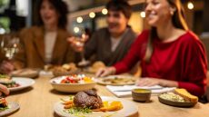 Ανακαλύπτουμε τις γεύσεις της Αθήνας μέσα από το Around the Table