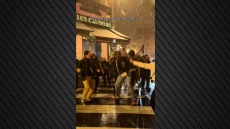 Κόσμος χορεύει στο χιονισμένο Παρίσι υπό τους ήχους του «All i want for Christmas is you» - Δείτε το viral βίντεο