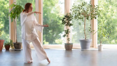 Πώς μία άσκηση 4.000 ετών έγινε viral: Το κινεζικό μυστικό για γεράματα σε… φόρμα
