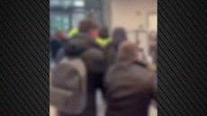 Δείτε βίντεο: Ομαδική... κλωτσοπατινάδα μεταξύ μαθητών σε βρετανικό κολλέγιο - «Ήταν πολύ τρομακτικό»