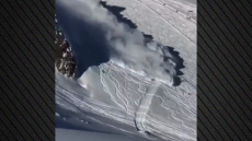 Δείτε βίντεο: Η στιγμή που τεράστια χιονοστιβάδα «σαρώνει» πίστα σε χιονοδρομικό κέντρο στην Αυστρία