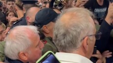 Έφτασε στο Βελιγράδι ο Ομπράντοβιτς, αποθεώθηκε από τον κόσμο, αλλά δεν είπε λέξη - Δείτε βίντεο