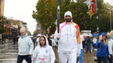 Μπουρούσης και  Ντρισμπιώτη έτρεξαν με την Ολυμπιακή Φλόγα στην Καρδίτσα - Βίντεο 