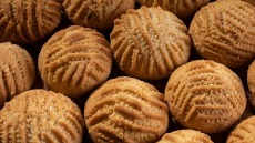 Ισλί, το μικρασιάτικο γεμιστό μελομακάρονο που «κεντιέται» στο χέρι